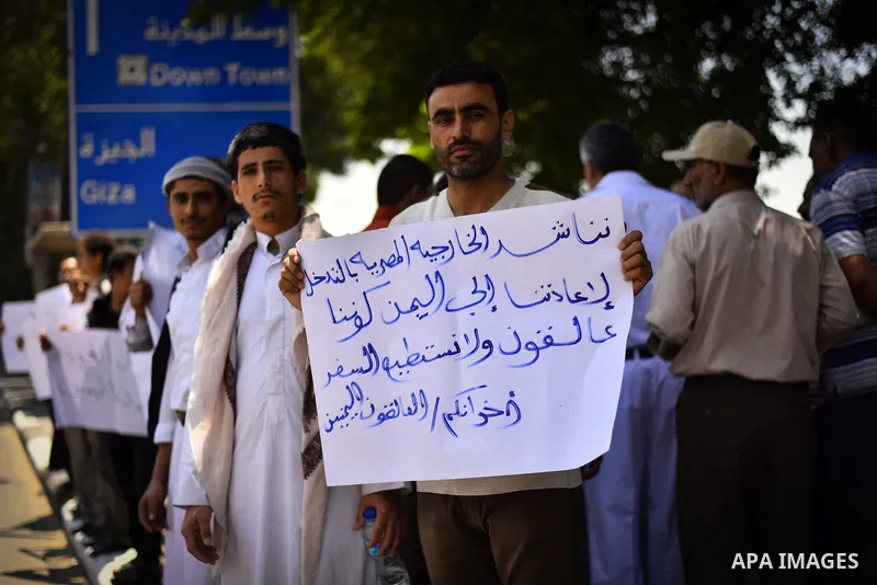 Yemeni expatriates hold banners during a protest demanding the return to Yemen, outside the Yemeni embassy, in Cairo on May 3, 2015. Between 40-50 Arab special forces soldiers arrived in Aden on Sunday and deployed along...