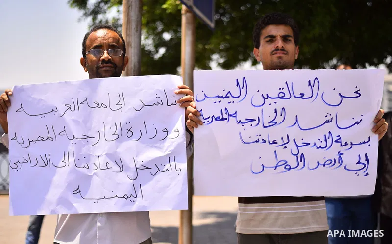 Yemeni expatriates hold banners during a protest demanding the return to Yemen, outside the Yemeni embassy, in Cairo on May 3, 2015. Between 40-50 Arab special forces soldiers arrived in Aden on Sunday and deployed along...