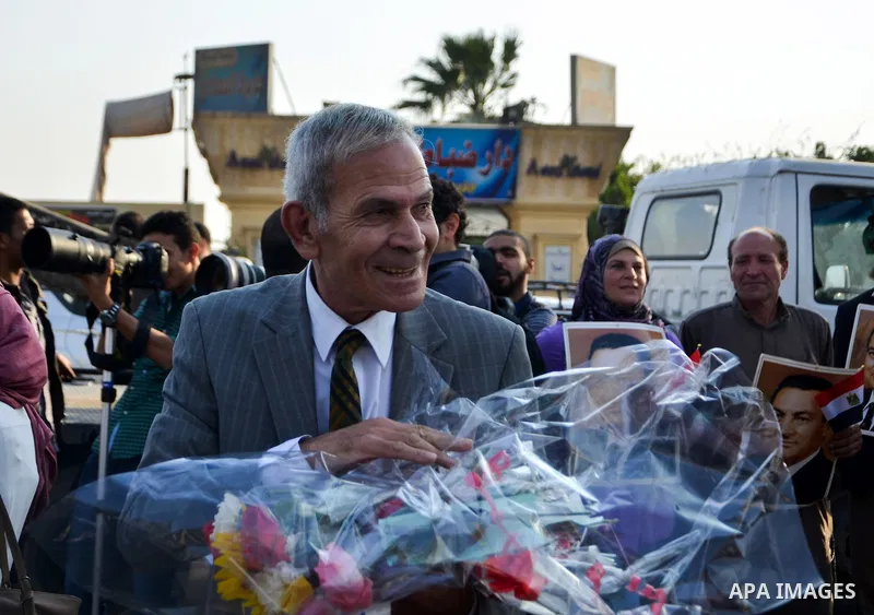 Egyptian supporters of former President Hosni Mubarak take part in a celebration to mark his 87th birthday, outside Maadi military hospital, near Cairo on May 4, 2015. An Egyptian legal authority on Monday ruled in favor...