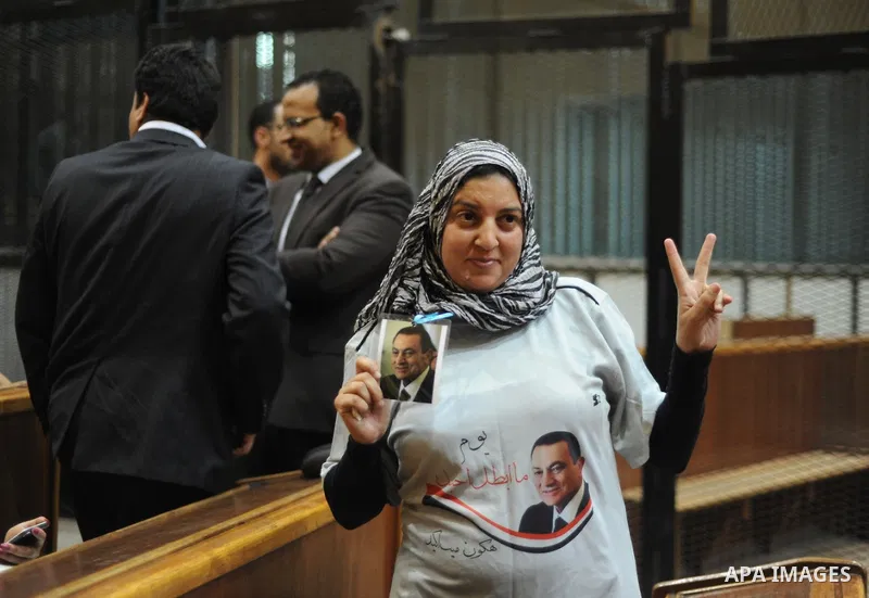 Supporters of ousted Egyptian president Hosni Mubarak hold up a tee-shirt bearing his portrait during his verdict hearing in a retrial for embezzlement on May 9, 2015 in the capital Cairo. The Egyptian court sentenced Mu...
