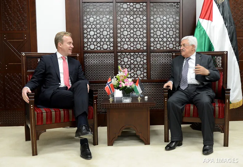 Palestinian President Mahmoud Abbas meets with Norwegian Foreign Minister Borge Brende, at Abbas's headquarter in the West Bank town of Ramallah, 20 May 2015. Photo by Osama Falah