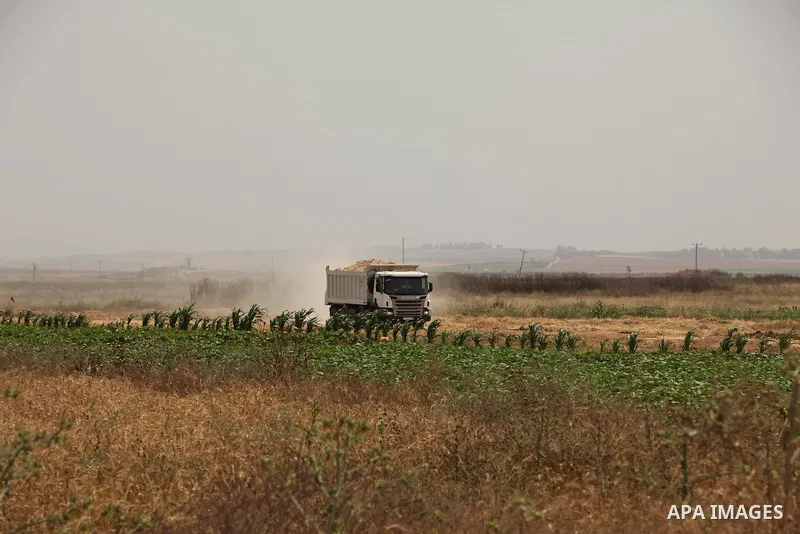 A Truck loaded with sands to build a street near the border with Israel, in Gaza City, on May 23, 2015. Photo by Ashraf Amra