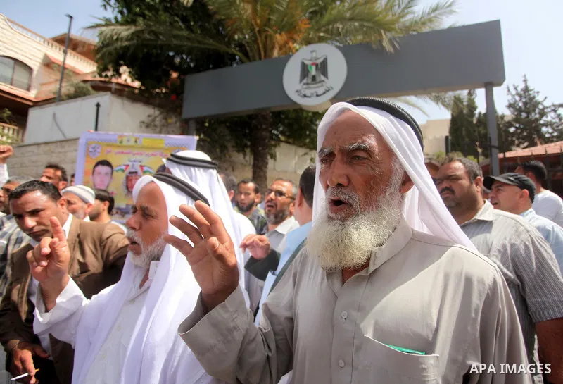 Palestinian families of martyrs take part a protest to demand their rights, in front of the headquarters of the Council of Ministers in Gaza city, on May 26, 2015. Photo by Ashraf Amra