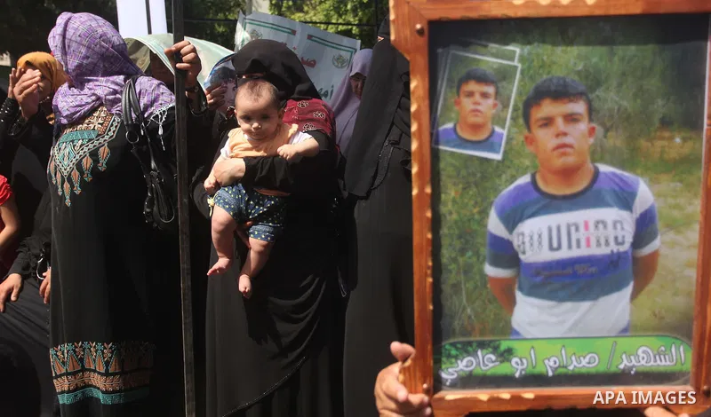 Palestinian families of martyrs take part a protest to demand their rights, in front of the headquarters of the Council of Ministers in Gaza city, on May 26, 2015. Photo by Ashraf Amra