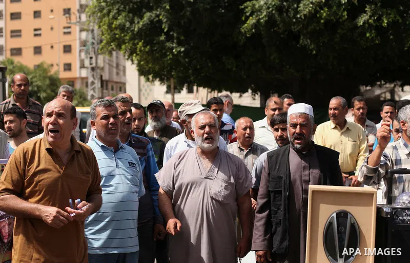 Palestinian families of martyrs take part a protest to demand their rights, in front of the headquarters of the Council of Ministers in Gaza city, on May 26, 2015. Photo by Ashraf Amra