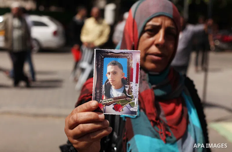 Palestinian families of martyrs take part a protest to demand their rights, in front of the headquarters of the Council of Ministers in Gaza city, on May 26, 2015. Photo by Ashraf Amra