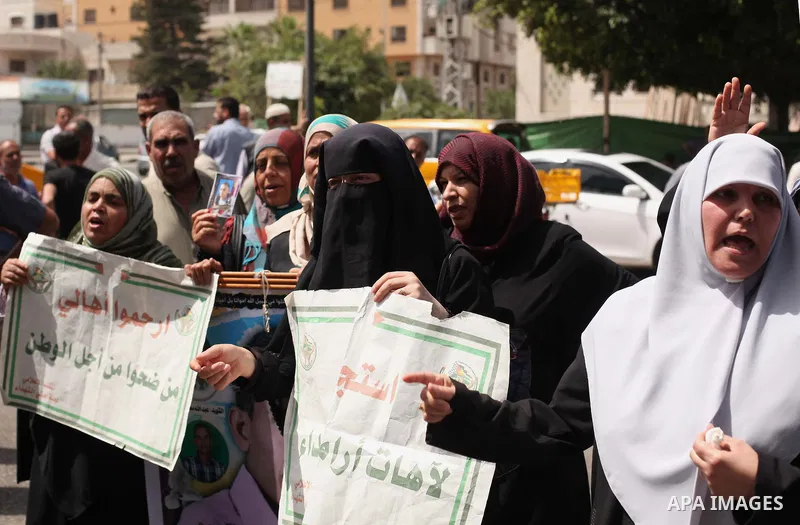 Palestinian families of martyrs take part a protest to demand their rights, in front of the headquarters of the Council of Ministers in Gaza city, on May 26, 2015. Photo by Ashraf Amra