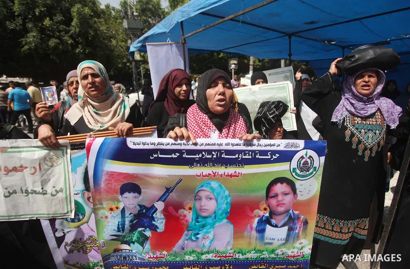 Palestinian families of martyrs take part a protest to demand their rights, in front of the headquarters of the Council of Ministers in Gaza city, on May 26, 2015. Photo by Ashraf Amra