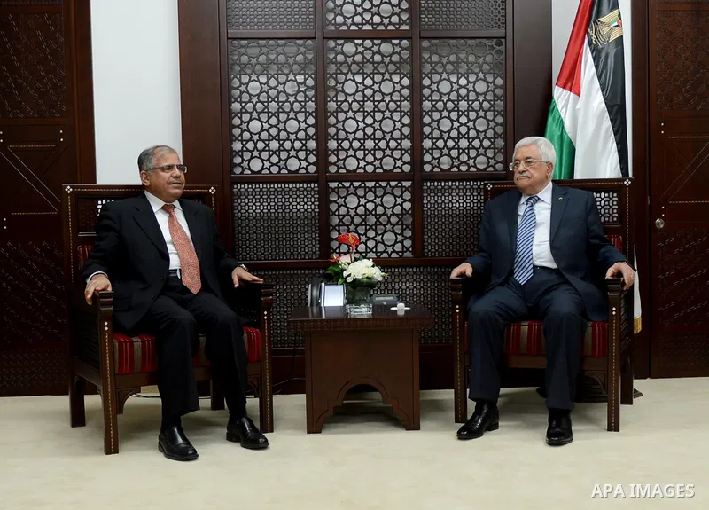 Palestinian President, Mahmoud Abbas (Abu Mazen) meets with heads of delegations participating in the International Conference on Public Administration states in the West Bank city of Ramallah on May 26, 2015. Photo by O...