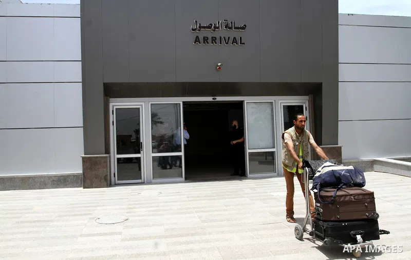 Palestinians coming from Egypt arrive to the Gaza Strip through the Rafah border crossing between Egypt and southern Gaza Strip May 26, 2015. Egyptian authorities opened the Rafah crossing on Tuesday, for the first time...