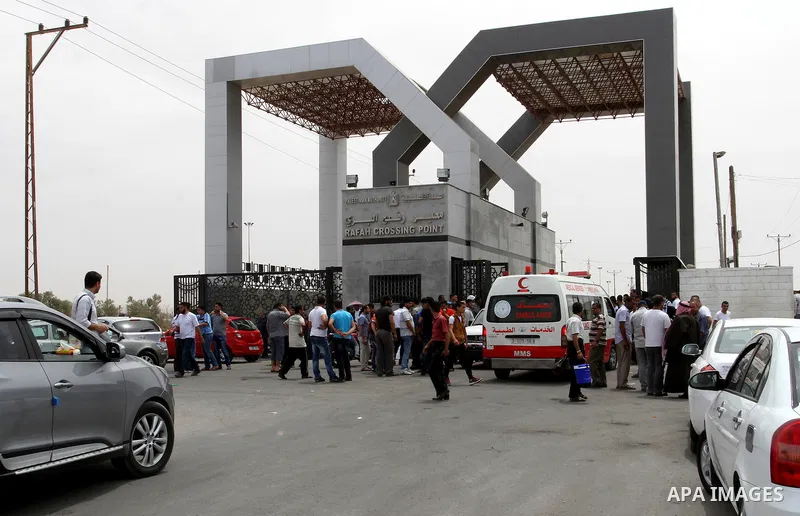 Palestinians coming from Egypt arrive to the Gaza Strip through the Rafah border crossing between Egypt and southern Gaza Strip May 26, 2015. Egyptian authorities opened the Rafah crossing on Tuesday, for the first time...