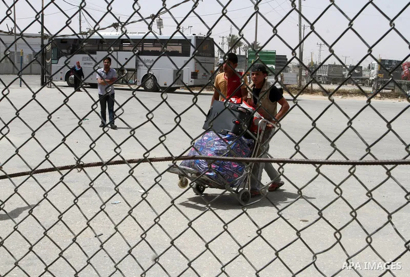 Palestinians arrive to the Gaza Strip through the Rafah border crossing between Egypt and the southern Gaza Strip May 27, 2015. Egyptian authorities opened the Rafah crossing on Tuesday and Wednesday, for the first time...