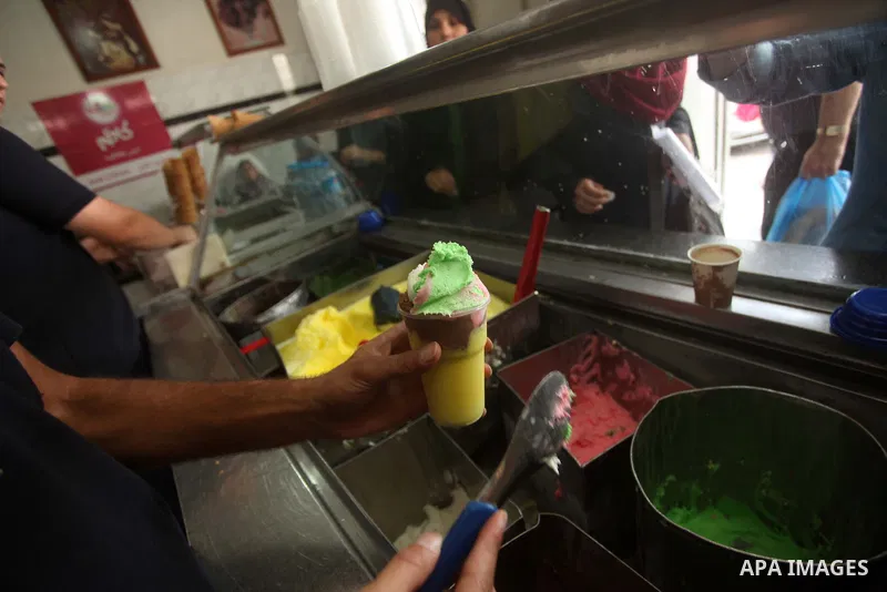 Palestinians buy ice-cream during hot weather in Gaza city on May 27, 2015. Hot weather hit Gaza Strip on Wednesday, and the temperature reached more than 39 degrees Celsius (102 degree Fahrenheit) at noon, Gazans escape...