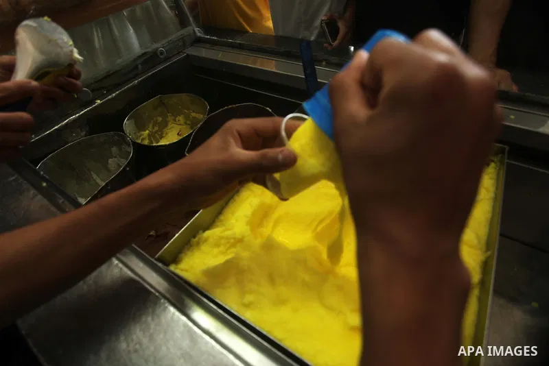 Palestinians buy ice-cream during hot weather in Gaza city on May 27, 2015. Hot weather hit Gaza Strip on Wednesday, and the temperature reached more than 39 degrees Celsius (102 degree Fahrenheit) at noon, Gazans escape...