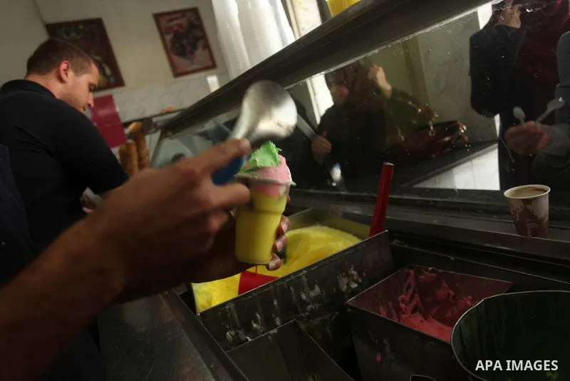 Palestinians buy ice-cream during hot weather in Gaza city on May 27, 2015. Hot weather hit Gaza Strip on Wednesday, and the temperature reached more than 39 degrees Celsius (102 degree Fahrenheit) at noon, Gazans escape...