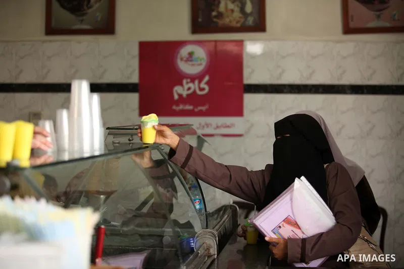 Palestinians buy ice-cream during hot weather in Gaza city on May 27, 2015. Hot weather hit Gaza Strip on Wednesday, and the temperature reached more than 39 degrees Celsius (102 degree Fahrenheit) at noon, Gazans escape...