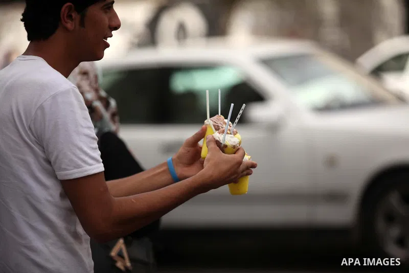 Palestinians buy ice-cream during hot weather in Gaza city on May 27, 2015. Hot weather hit Gaza Strip on Wednesday, and the temperature reached more than 39 degrees Celsius (102 degree Fahrenheit) at noon, Gazans escape...