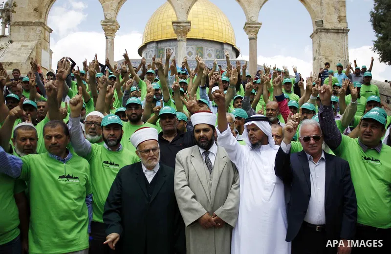 Palestinians take part in a march about "Communication with Jerusalem" which organized by the Islamist movement in the Palestinian territories in Jerusalem's old city on May 30, 2015. Photo by Saeb Awad