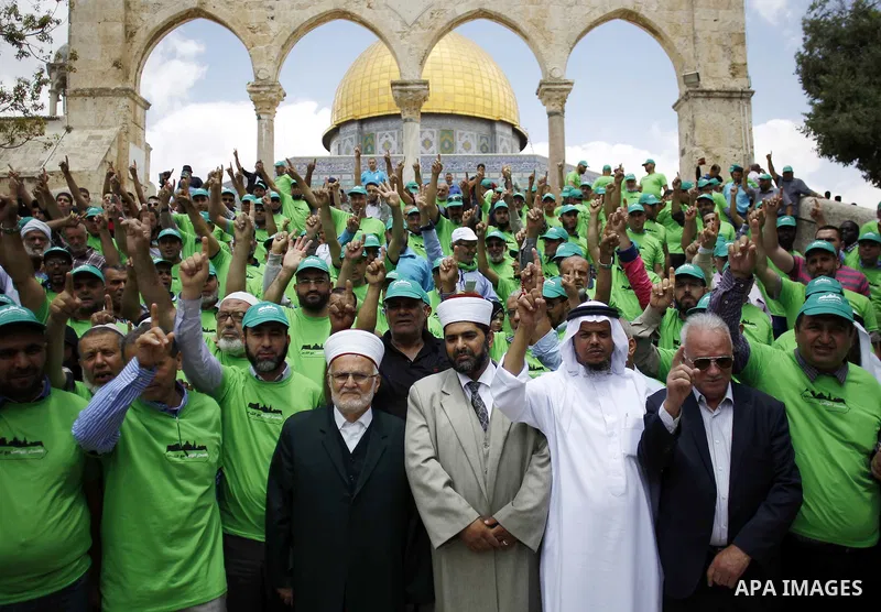 Palestinians take part in a march about "Communication with Jerusalem" which organized by the Islamist movement in the Palestinian territories in Jerusalem's old city on May 30, 2015. Photo by Saeb Awad