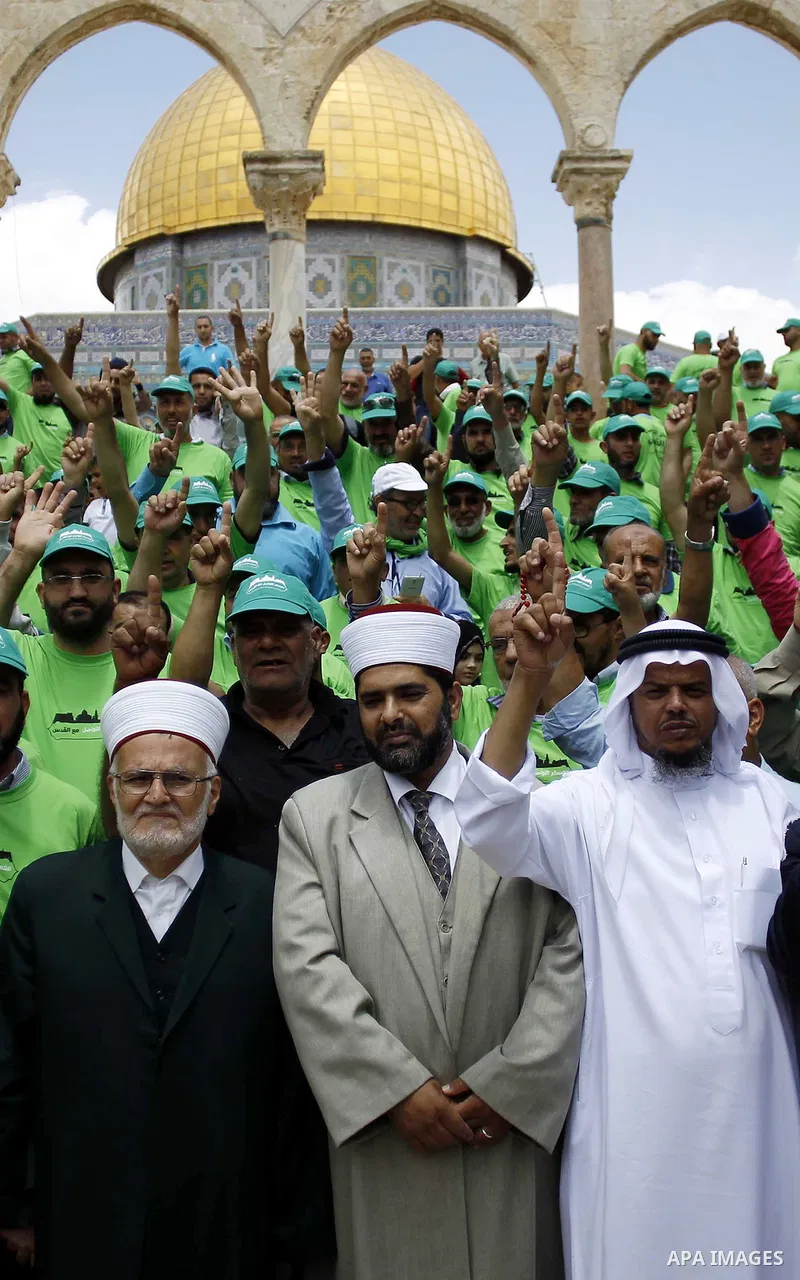 Palestinians take part in a march about "Communication with Jerusalem" which organized by the Islamist movement in the Palestinian territories in Jerusalem's old city on May 30, 2015. Photo by Saeb Awad