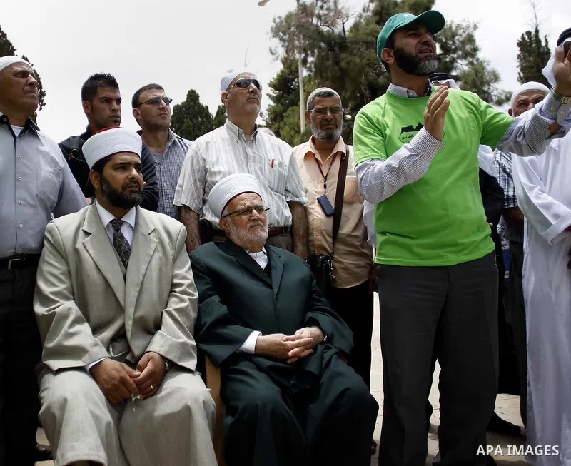 Palestinians take part in a march about "Communication with Jerusalem" which organized by the Islamist movement in the Palestinian territories in Jerusalem's old city on May 30, 2015. Photo by Saeb Awad