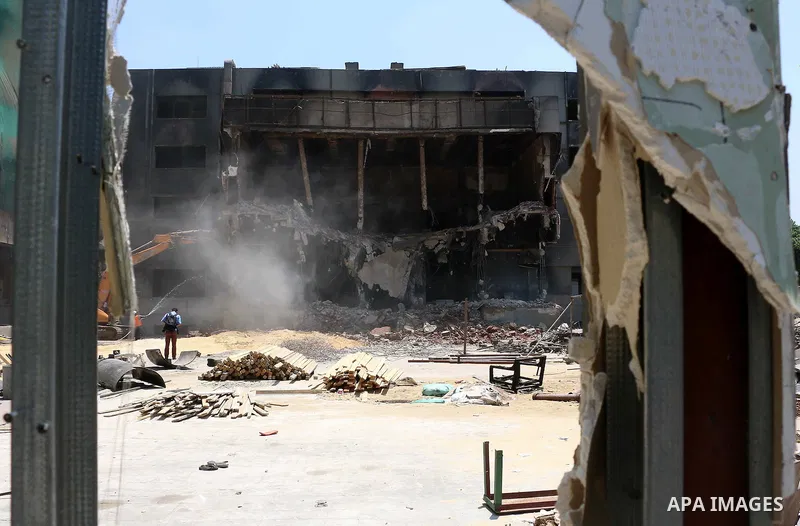 Egyptian laborers work during the demolition of the headquarters of the once-dominant party of ex-president Hosni Mubarak that was torched during the 2011 uprising that toppled him, on May 31, 2015 in the capital, Cairo....