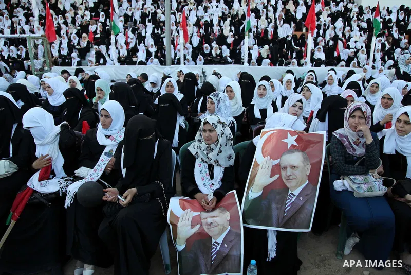 Palestinian brides take part in a mass wedding ceremony in Gaza City, on May 31, 2015. Nearly 2000 Palestinian couples were married in a ceremony funded by the Turkish government and supported by the Hamas movement. Phot...
