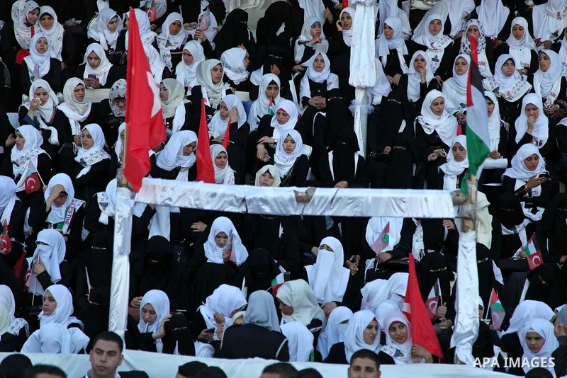 Palestinian brides take part in a mass wedding ceremony in Gaza City, on May 31, 2015. Nearly 2000 Palestinian couples were married in a ceremony funded by the Turkish government and supported by the Hamas movement. Phot...