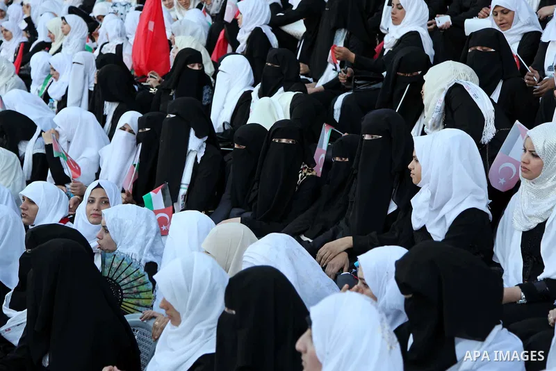 Palestinian brides take part in a mass wedding ceremony in Gaza City, on May 31, 2015. Nearly 2000 Palestinian couples were married in a ceremony funded by the Turkish government and supported by the Hamas movement. Phot...