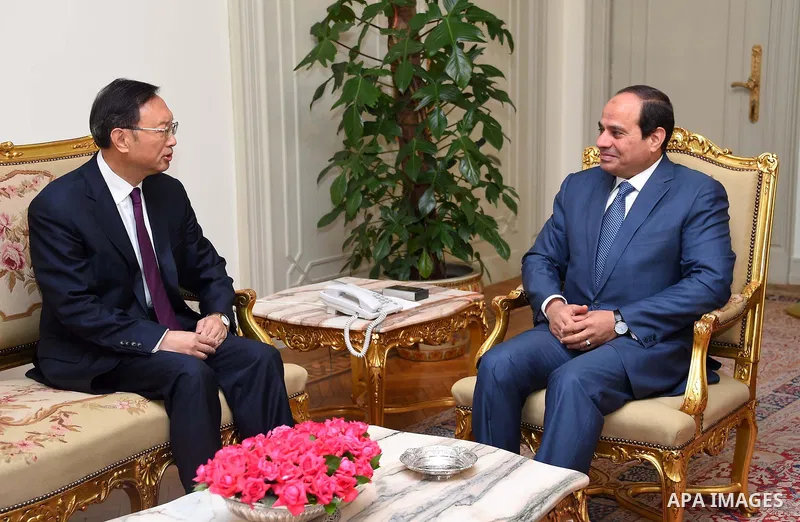 Egyptian President Abdel-Fattah al-Sisi (R) meets with visiting Chinese State Councilor Yang Jiechi at the presidential palace in Cairo, Egypt, June 1, 2015. Photo by Egyptian Presidency