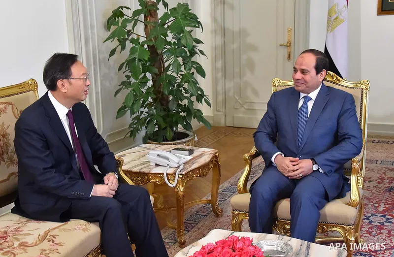 Egyptian President Abdel-Fattah al-Sisi (R) meets with visiting Chinese State Councilor Yang Jiechi at the presidential palace in Cairo, Egypt, June 1, 2015. Photo by Egyptian Presidency