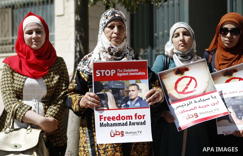 Palestinian journalists take part in a protest against arrest of the Journalist Mohammed Awad by the Palestinian Authority in the West Bank city of Ramallah on June 4, 2015. Photo by Shadi Hatem
