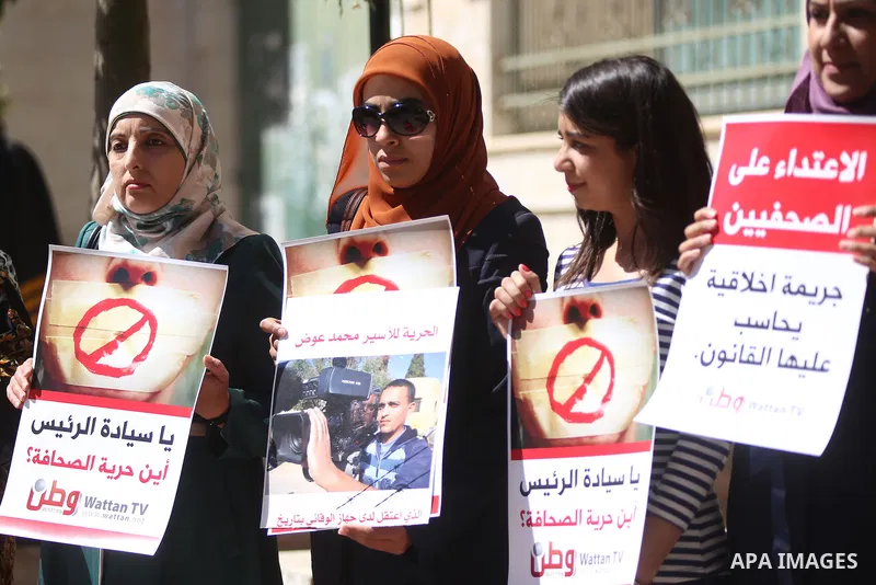 Palestinian journalists take part in a protest against arrest of the Journalist Mohammed Awad by the Palestinian Authority in the West Bank city of Ramallah on June 4, 2015. Photo by Shadi Hatem