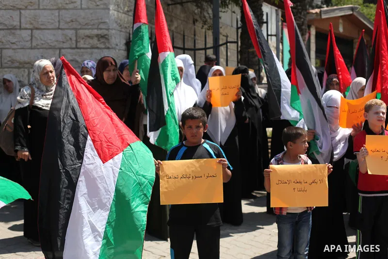 Palestinians take part in a protest demanding their rights from the Palestinian national unity government, in front of the headquarters of the Council of Ministers, in Gaza city on June 04, 2015. Photo by Ashraf Amra