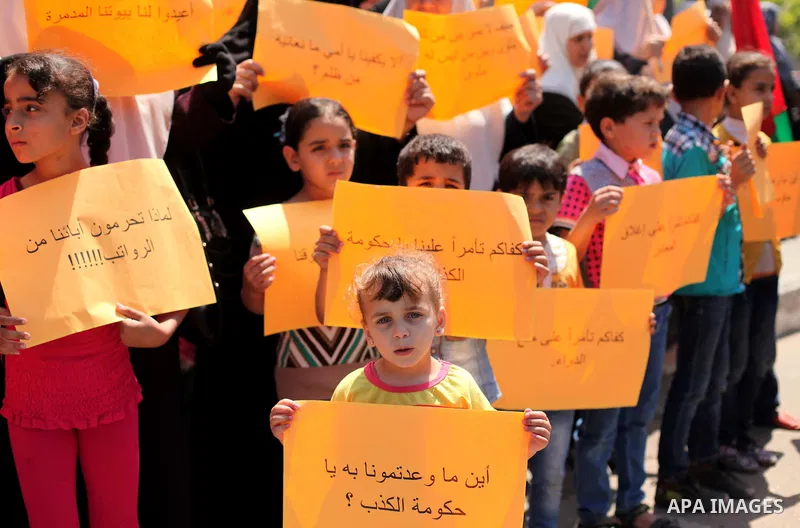 Palestinians take part in a protest demanding their rights from the Palestinian national unity government, in front of the headquarters of the Council of Ministers, in Gaza city on June 04, 2015. Photo by Ashraf Amra