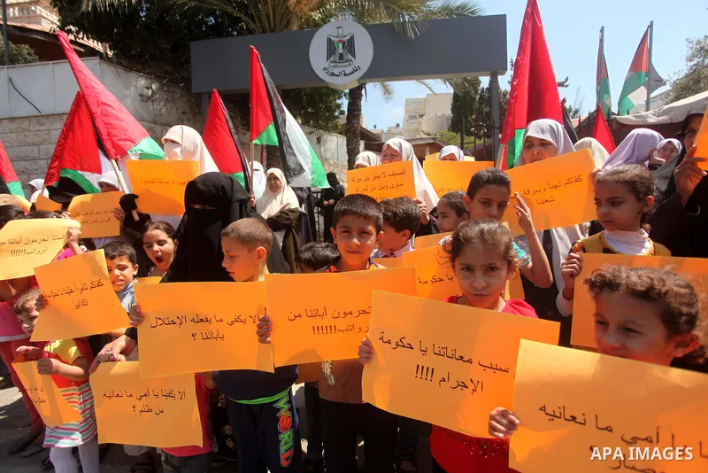 Palestinians take part in a protest demanding their rights from the Palestinian national unity government, in front of the headquarters of the Council of Ministers, in Gaza city on June 04, 2015. Photo by Ashraf Amra