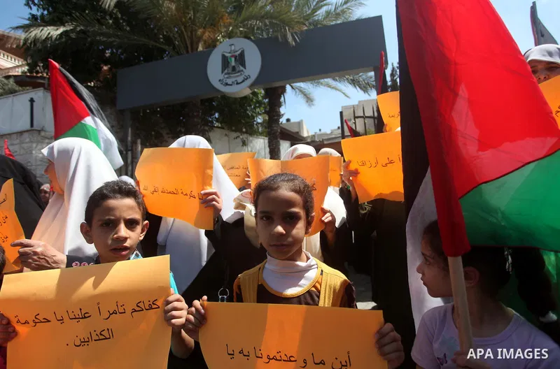 Palestinians take part in a protest demanding their rights from the Palestinian national unity government, in front of the headquarters of the Council of Ministers, in Gaza city on June 04, 2015. Photo by Ashraf Amra