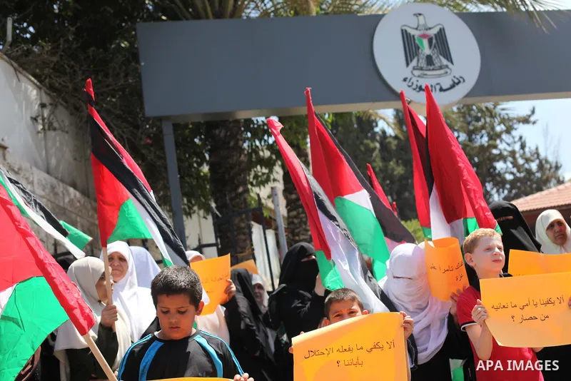 Palestinians take part in a protest demanding their rights from the Palestinian national unity government, in front of the headquarters of the Council of Ministers, in Gaza city on June 04, 2015. Photo by Ashraf Amra