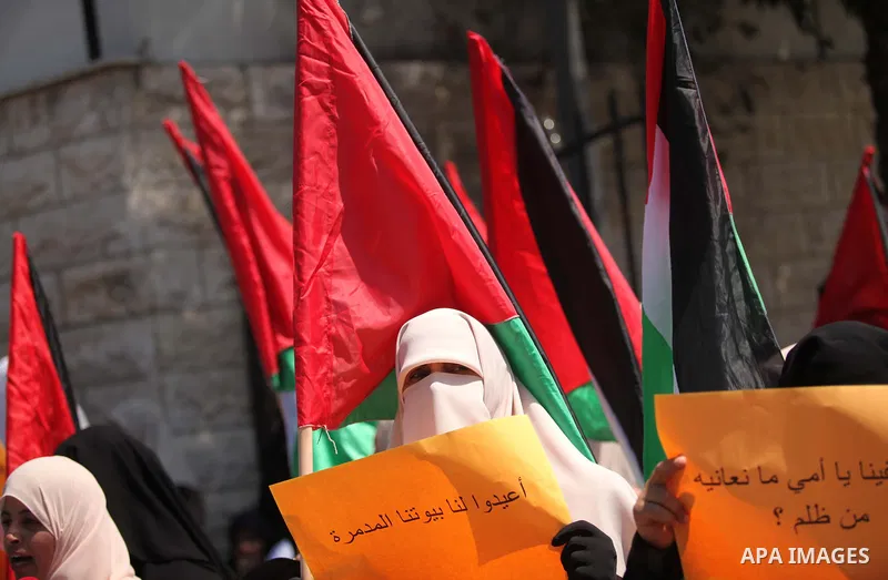 Palestinians take part in a protest demanding their rights from the Palestinian national unity government, in front of the headquarters of the Council of Ministers, in Gaza city on June 04, 2015. Photo by Ashraf Amra