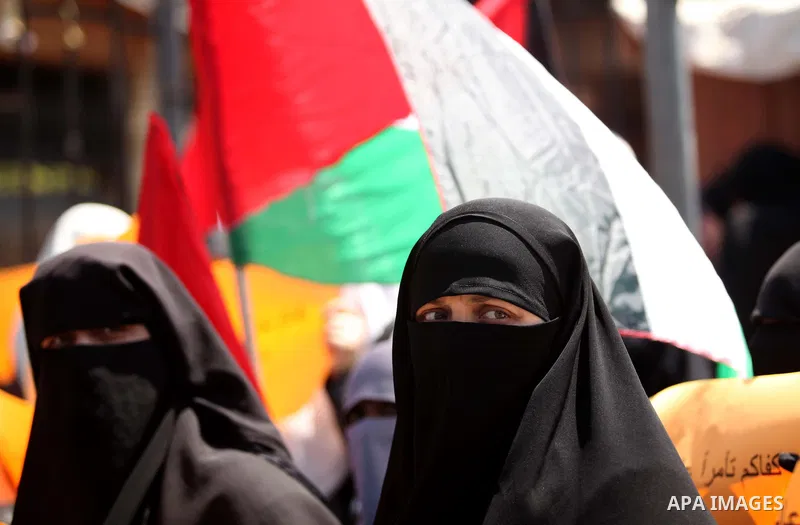 Palestinians take part in a protest demanding their rights from the Palestinian national unity government, in front of the headquarters of the Council of Ministers, in Gaza city on June 04, 2015. Photo by Ashraf Amra