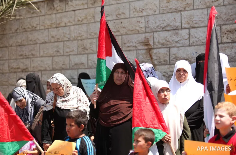 Palestinians take part in a protest demanding their rights from the Palestinian national unity government, in front of the headquarters of the Council of Ministers, in Gaza city on June 04, 2015. Photo by Ashraf Amra