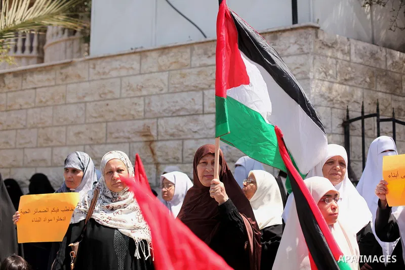 Palestinians take part in a protest demanding their rights from the Palestinian national unity government, in front of the headquarters of the Council of Ministers, in Gaza city on June 04, 2015. Photo by Ashraf Amra