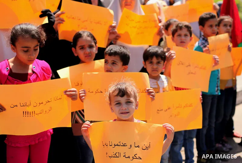 Palestinians take part in a protest demanding their rights from the Palestinian national unity government, in front of the headquarters of the Council of Ministers, in Gaza city on June 04, 2015. Photo by Ashraf Amra