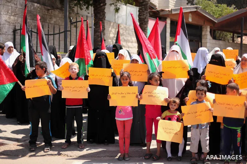 Palestinians take part in a protest demanding their rights from the Palestinian national unity government, in front of the headquarters of the Council of Ministers, in Gaza city on June 04, 2015. Photo by Ashraf Amra