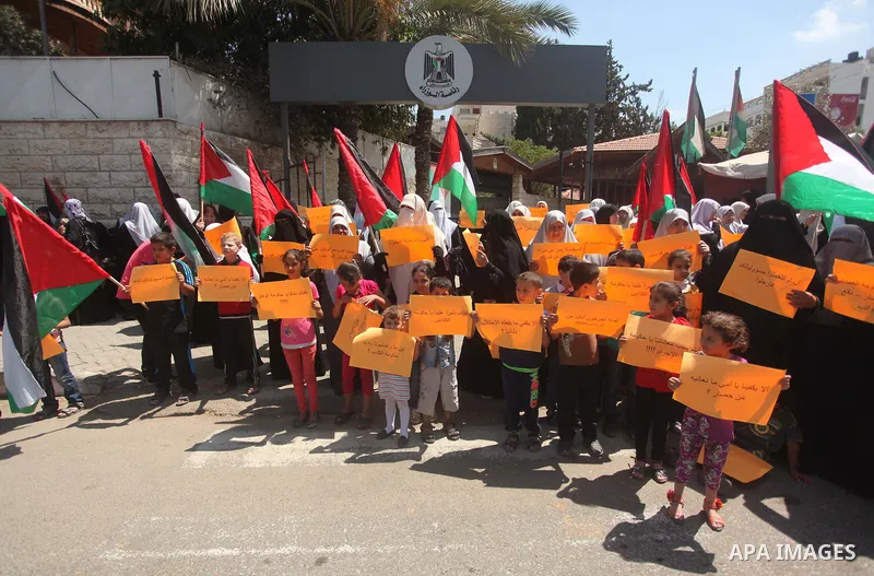 Palestinians take part in a protest demanding their rights from the Palestinian national unity government, in front of the headquarters of the Council of Ministers, in Gaza city on June 04, 2015. Photo by Ashraf Amra