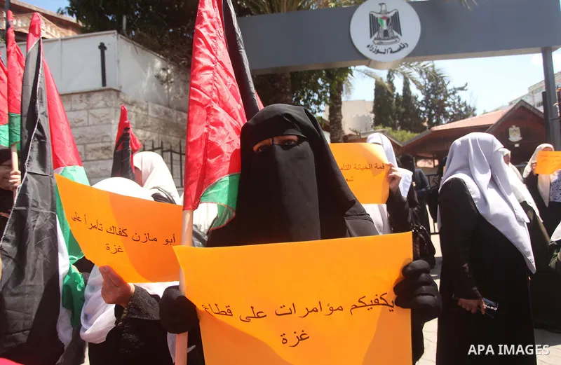 Palestinians take part in a protest demanding their rights from the Palestinian national unity government, in front of the headquarters of the Council of Ministers, in Gaza city on June 04, 2015. Photo by Ashraf Amra