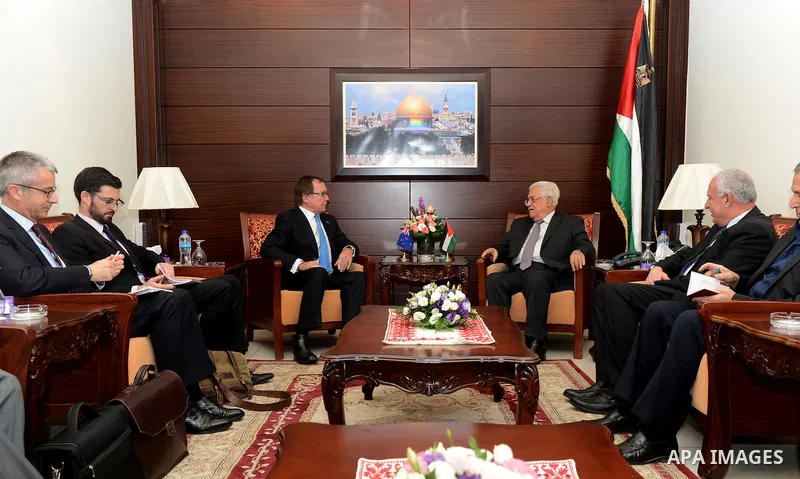 Palestinian President Mahmoud Abbas meets with New Zealand Foreign Minister Murray McCully, in the West Bank city of Ramallah on June 4, 2015. Photo by Thaer Ganaim