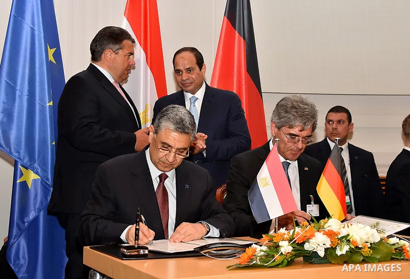Siemens CEO Joe Kaeser (2nd R) and Egypt's Minister for Electricity and Energy Mohamed Shaker El-Markabi (2nd L) sign a contract as German Vice Chancellor, Economy and Energy Minister Sigmar Gabriel (background, L) and E...