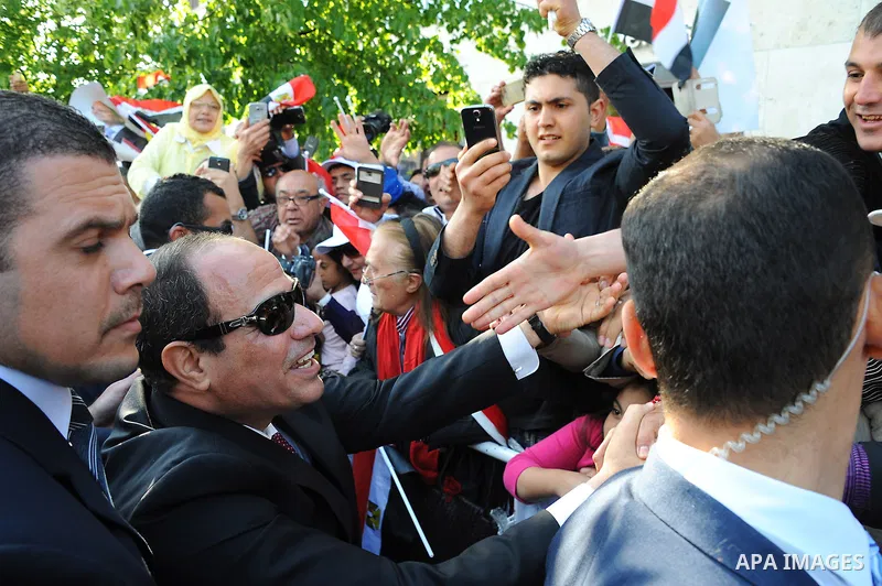 Egyptian President Abdel Fattah al-Sisi gets welcomed by his supporters outside the German Chancellery on June 3, 2015 in Berlin. German Vice Chancellor, Economy and Energy Minister Sigmar Gabriel and Abdel Fattah al-Sis...
