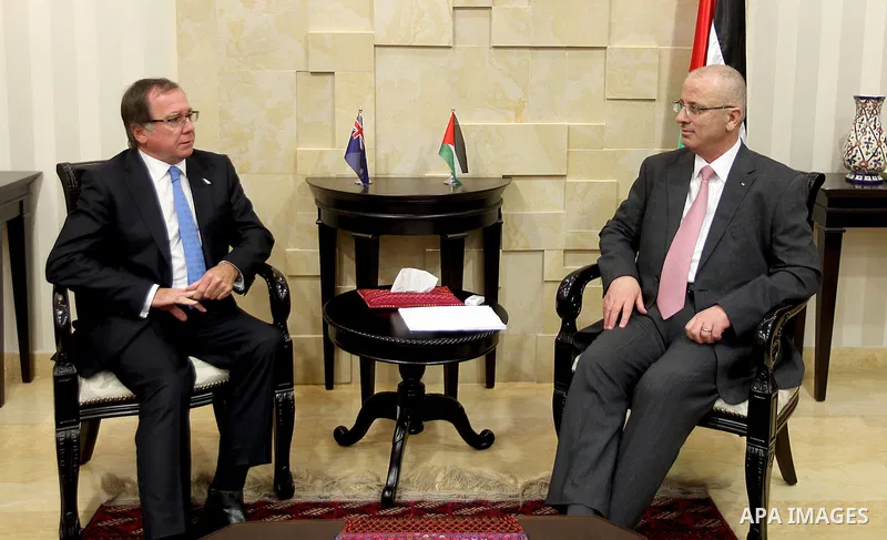 Palestinian Prime Minister Rami Hamdallah meets with New Zealand Foreign Minister Murray McCully, in the West Bank city of Ramallah on June 4, 2015. Photo by Prime Minister Office